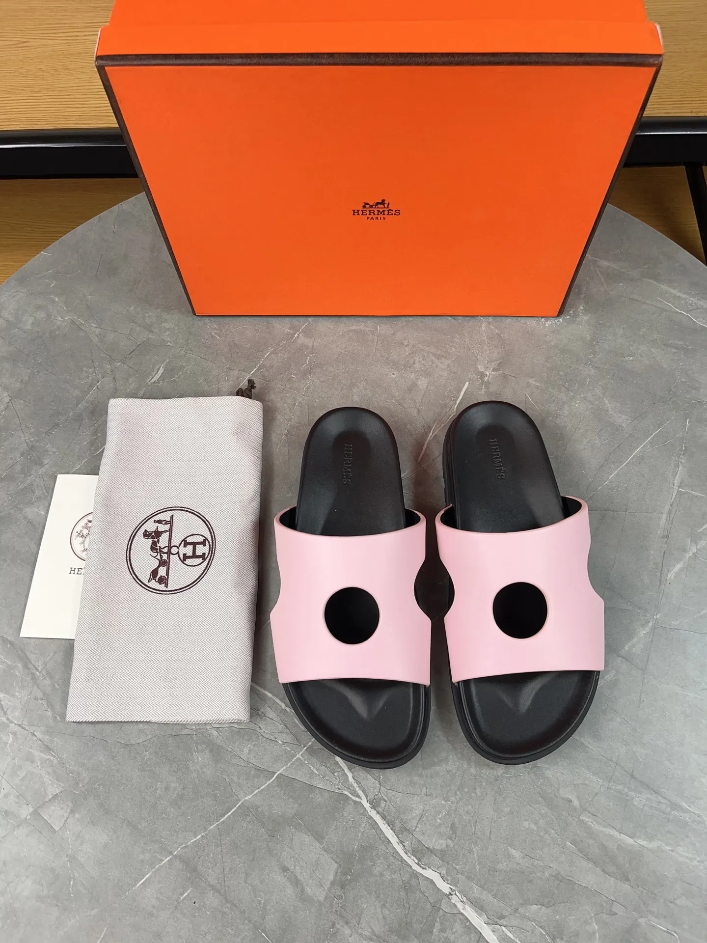 p400🐮🐮H family classic (couple style) Hermes Hermes spring and summer sandals series! Classic style, always popular slippers - sandals, great with any combination! ! ! Upper: imported PU inner lining: imported mixed sheepskin Outsole: Tpu non-slip and wear-resistant outsole Female size: 35-40 (customized at 41) Male size: 39-45 (customized at 39.45)